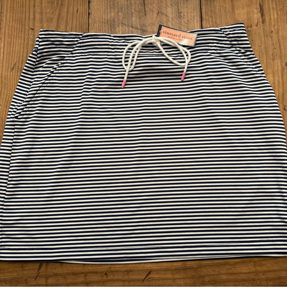 NWT Vineyard Vines Navy and White Striped Women's Skirt!